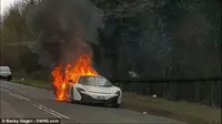 Pemilik McLaren 650S Spider berhasil menyelamatkan belanjaannya dari dalam mobil saat kebakaran terjadi (Foto Becky Gagen / SWNS.com). 