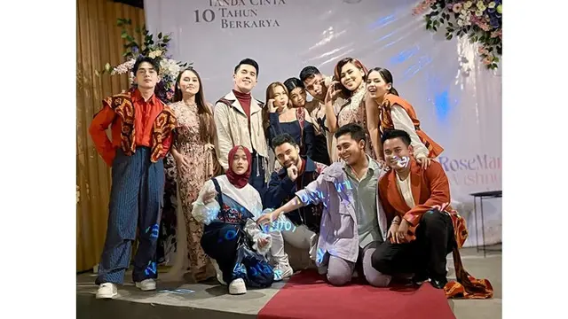 7 Potret Putri Isnari Hadiri Acara Fashion, Suami Malu-Malu Diajak ke Catwalk