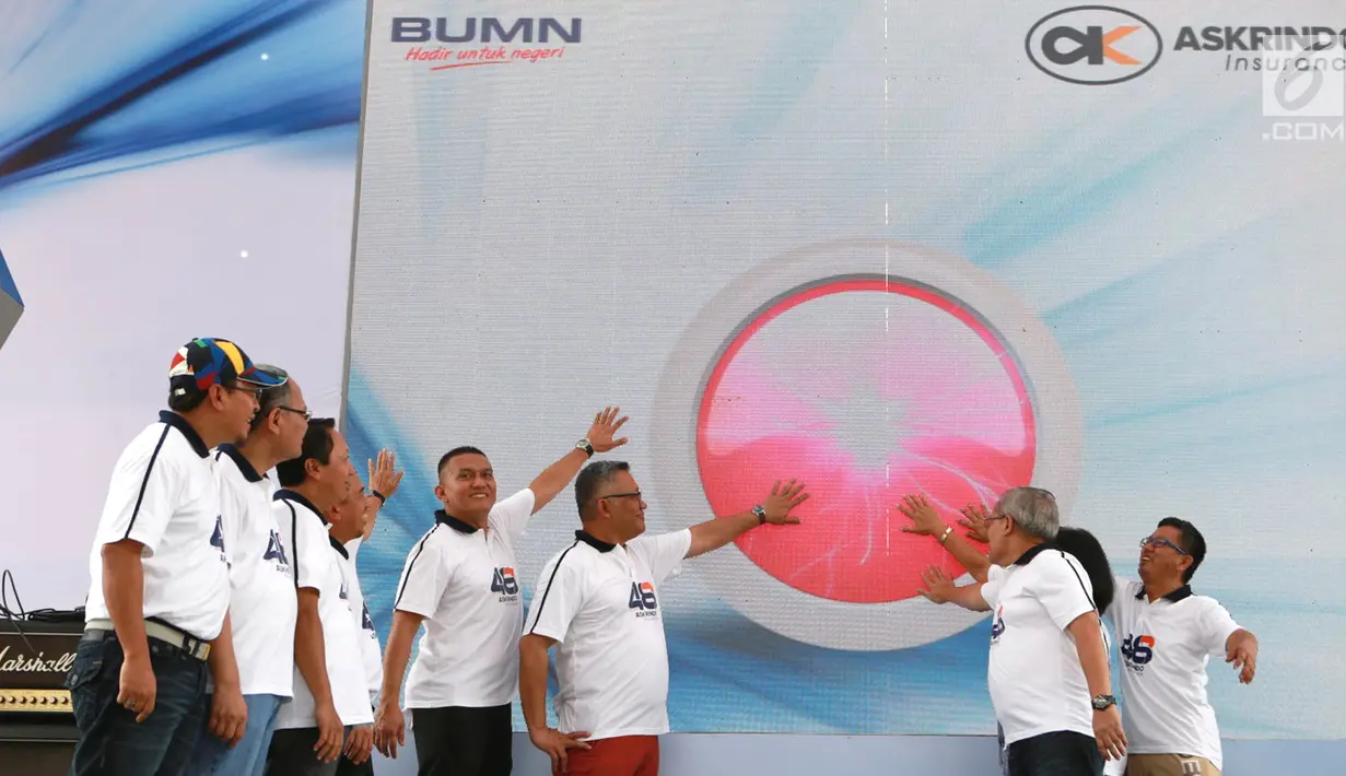 Jajaran Direksi dan Komisaris Askrindo meluncurkan Logo serta Nilai Budaya Perusahaan pada HUT ke-48 Askrindo di Ancol Fantastique, Jakarta, Sabtu (6/4). Peluncuran tersebut diharapkan menjadi panduan utama seluruh insan Askrindo untuk berpikir, bertindak serta berprilaku. (Liputan6.com/HO/Iqbal)