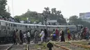 Warga Pakistan menaiki kereta api yang penuh sesak saat orang-orang melakukan perjalanan ke kampung halaman dan desa mereka untuk merayakan Idul Adha, atau "Hari Raya Kurban," di Lahore, Pakistan, Kamis (7/7/2022). Idul Adha, hari raya Islam terpenting, menandai kesediaan Nabi Ibrahim, Ibrahim untuk mengorbankan anaknya. (AFP/Arif Ali)