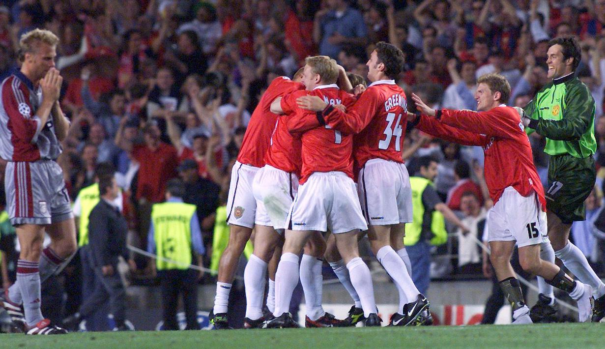 Para pemain Manchester United melakukan selebrasi usai menjuarai Liga Champions di Stadion Camp Nou, Barcelona (26/5/2020). Manchester United menang 2-1 atas Bayern Munchen. (AFP/Eric Cabanis)