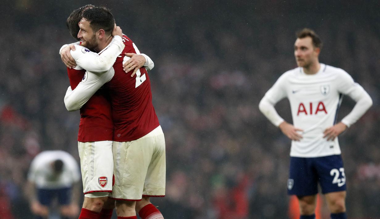 Bek Arsenal, Shkodran Mustafi, merayakan gol yang dicetaknya ke gawang Tottenham pada laga Premier League di Stadion Emirates, London, Sabtu (18/11/2017). Arsenal menang 2-0 atas Tottenham. (AP/Kirsty Wigglesworth)