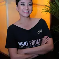 “Tujuan saya botak biar bisa membawa emosi penonton. Saya seharusnya gak nangis, tapi pas ngebotakin Dhea Seto malah ikut nangis," ujar Agni dijumpai di preview trailer dan soundtrack film Pinky Promise, XXI Plaza Senayan. (Andy Masela/Bintang.com)
