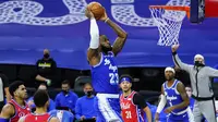 Pebasket LA Lakers, LeBron James berusaha memasukan bola kedalam ring pada laga lanjutan NBA melawan Philadelphia 76ers di Wells Fargo Center Arena, Philadelphia, AS, Kamis (28/1/2021). (Foto: AP Photo/Matt Slocum)