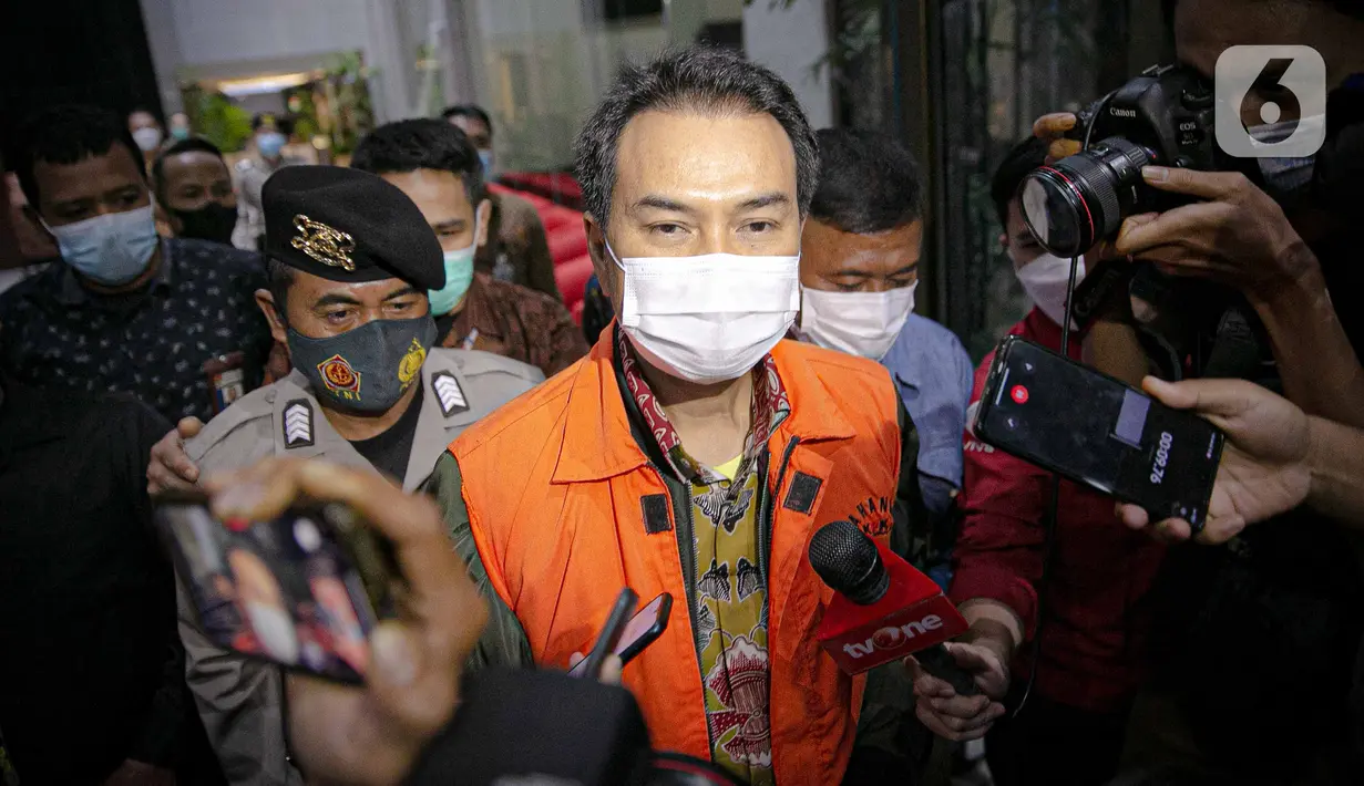 Wakil Ketua DPR Aziz Syamsuddin meninggalkan Gedung KPK usai rilis penetapan tersangka dan penahanan di Jakarta, Sabtu (25/9/2021). Politisi Partai Golkar ini ditetapkan sebagai tersangka dan langsung ditahan KPK terkait kasus penanganan perkara di Kabupaten Lampung Tengah. (Liputan6.com/Faizal Fana