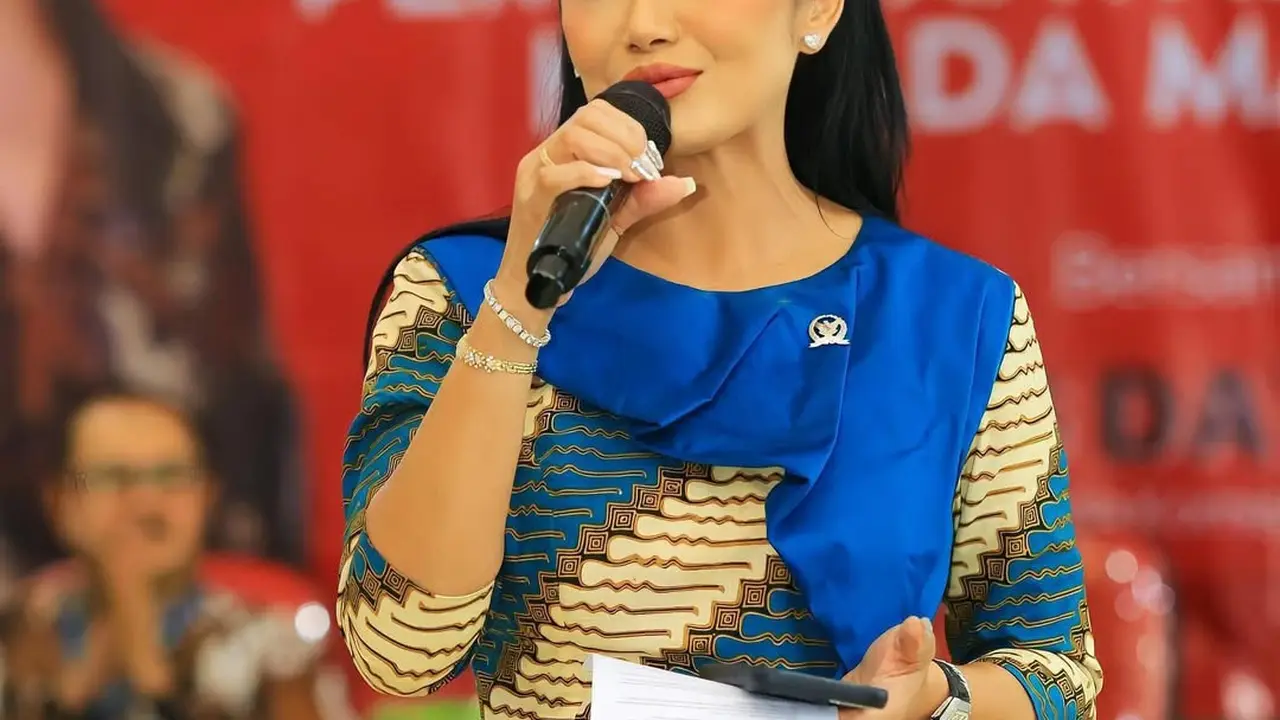 Model Batik Ala Kris Dayanti yang Simpel