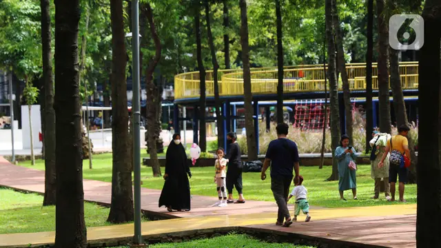 Libur Nataru, Warga Manfaatkan Taman untuk Berwisata