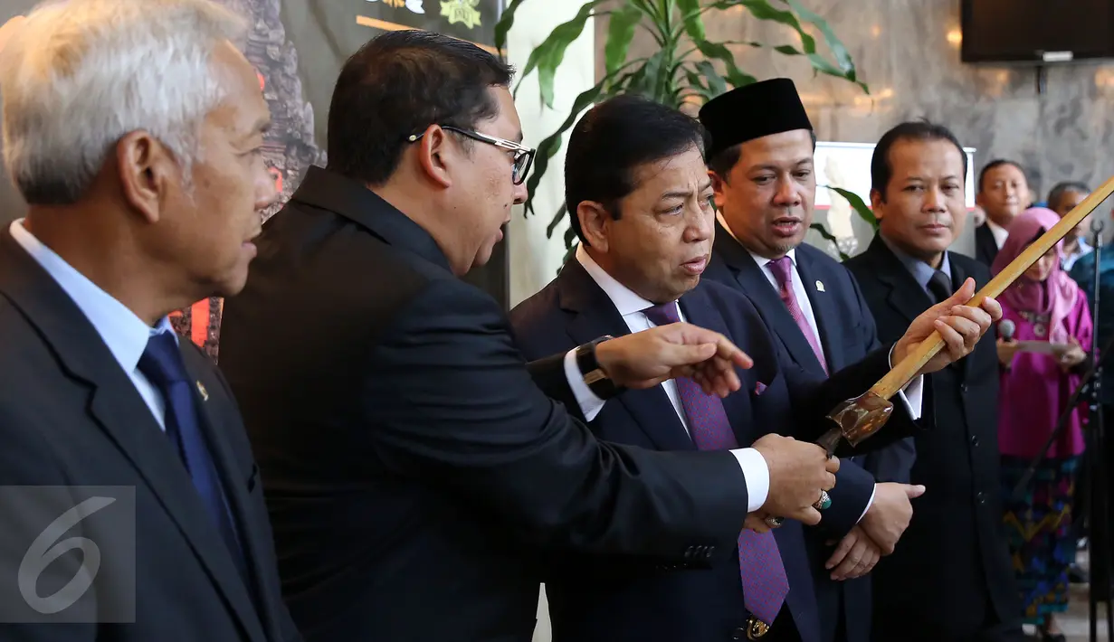Ketua DPR Setya Novanto melihat salah satu keris dalam pameran “Pesona Keris Bali dan Lombok” di Kompleks Parlemen, Senayan, Jakarta, Rabu (15/3). Pameran itu digagas oleh DPR bersama komunitas keris dari Bali dan Lombok. (Liputan6.com/Johan Tallo)