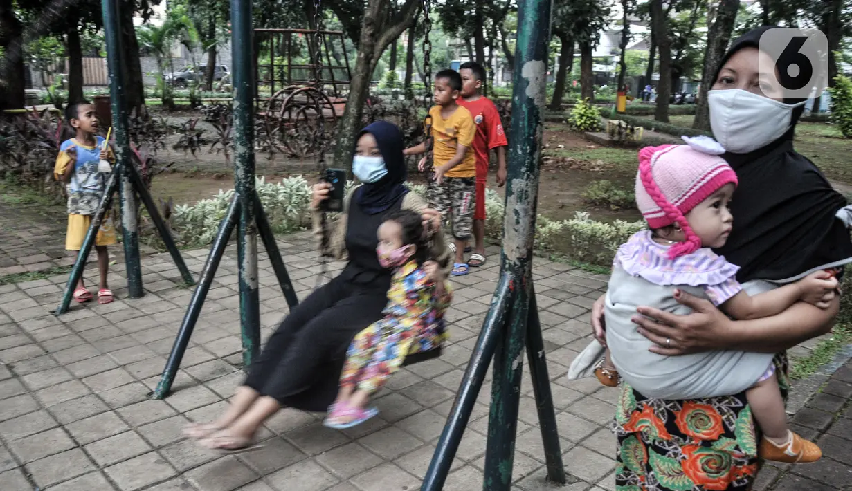 Orangtua mendampingi anaknya bermain di RPTRA Meruya Utara, Jakarta, Selasa (25/1/2022). Berdasarkan survei Studi Status Gizi Indonesia, prevalensi stunting atau gizi buruk di Indonesia saat ini mencapai 24,4 persen. (merdeka.com/Iqbal S. Nugroho)