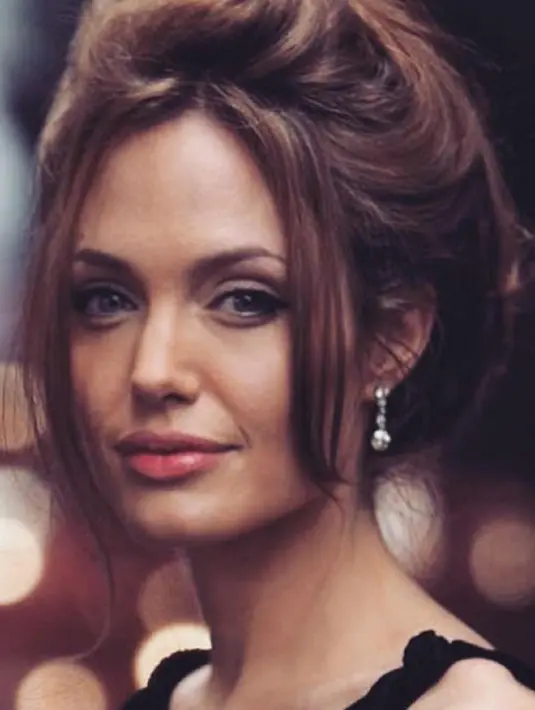 Sebagai seorang wanita, Jolie tentu merasa galau. Untung saja ia punya cara tersendiri untuk mengatasi kegalauannya itu dengan menyibukan diri dengan memproduksi film dan kegiatan lainnya. (Instagram/angelinajolie)