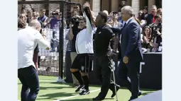 Diego Maradona dan Pele mendapat sambutan hangat saat acara sepak bola persahabatan yang diadakan oleh produsen jam Hublot di Jardin du Palais Royal, Paris, jelang Piala Eropa 2016, (9/6/2016). (AFP/Patrick Kovarik)