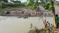 Warga bangun jembatan bambu sebagai pengganti sementara jembatan Cipamingkis, Sabtu (15/4/2017). (Liputan6.com/Achmad Sudarno)