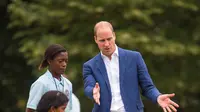 Pangeran William mengamati latihan anak-anak program pendidikan sepak bola Wildcats Girls saat mengunjungi tim sepak bola wanita Inggris, di Kensington Palace, London, Kamis (13/7). (Dominic Lipinski / POOL / AFP)