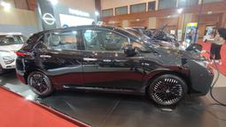 Mobil ini memiliki desain yang ramping dan tidak monoton serta terlihat sangat aerodinamis dengan tarikan garis yang melengkung dari bagian depan hingga ke bagian belakang. Sisi samping dipercantik dengan gagang pintu yang diberi sentuhan chrome.