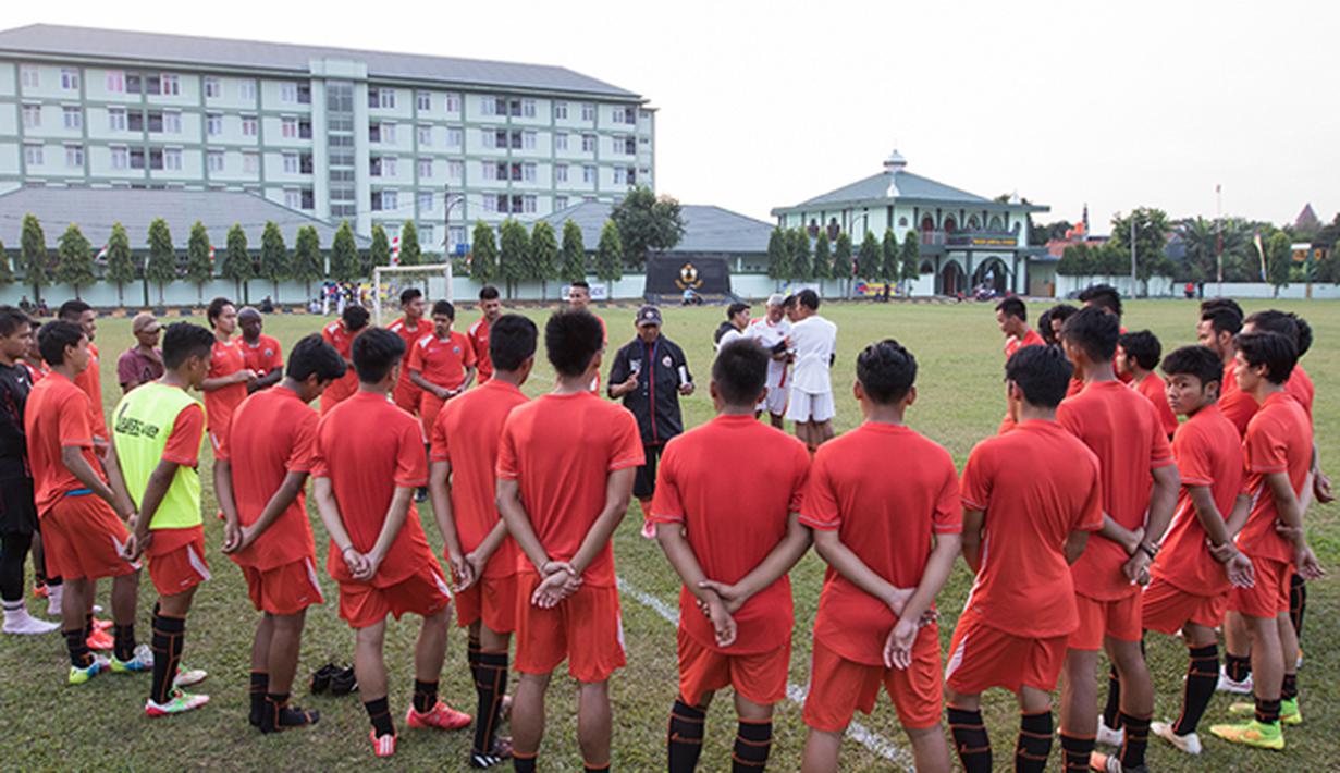 Pelatih Persija Jakarta, Rahmad Darmawan memberikan pengarahan kepada pemain tim Macan Kemayoran saat latihan jelang Piala Presiden 2015 di Lapangan Yon Zikon 14, Jakarta, Senin (24/8/2015). (Bola.com/Vitalis Yogi Trisna)