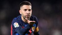 Pemain Barcelona, Jordi Alba, saat melawan Sevilla pada laga Liga Spanyol di Stadion Camp Nou, (5/2/2023). Bek senior ini mulai kekurangan menit bermain di Barcelona. Kontrak Jordi Alba yang akan berakhir pada 2024 mendatang bisa menjadi alasan Blaugrana untuk menjualnya pada musim panas mendatang. (AFP/Josep Lago)