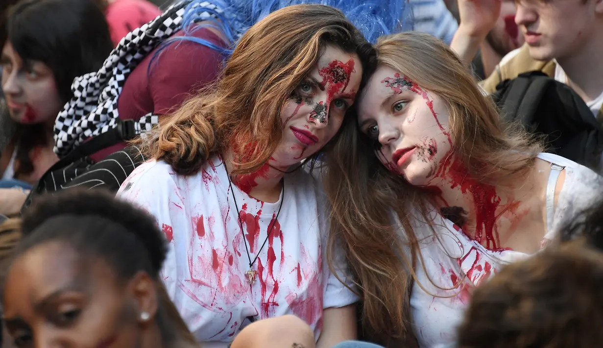 Orang-orang berpakaian menyerupai zombie saat acara Zombie Walk di kota Strasbourg, Prancis, 15 September 2018. Acara Zombie Walk ini dalam rangka Festival Film Fantasi Eropa ke-11 yang berlangsung dari 14 hingga 23 September. (FREDERICK FLORIN/AFP)