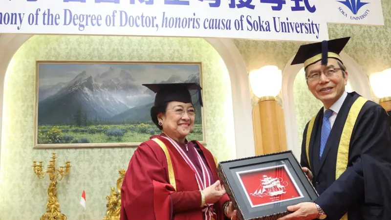 Megawarti Soekarnoputri Menerima Penghargaan Honoris Causa dari Universitas Soka Jepang