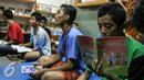Sejumlah napi usia remaja tampak membaca buku di ruang baca Lapas Salemba, Jakarta, Rabu (9/3/2016). Para napi di Lapas Semba mengisi keseharian dengan pelatihan keterampilan dan kegiatan positif lainnya. (Liputan6.com/Yoppy Renato)