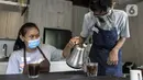 Anak-anak berkebutuhan khusus belajar membuat kopi di The Home, Cilandak, Jakarta, Selasa (11/1/2022). Belajar membuat kopi merupakan salah satu pelatihan khusus yang disesuaikan dari minat anak berkebutuhan khusus setelah selesai pendidikan di SLB. (Liputan6.com/Johan Tallo)