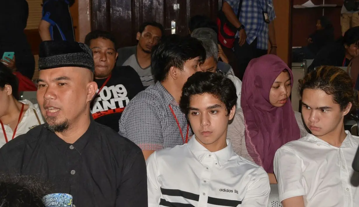 Kasus mengenai ujaran kebencian yang mejerat Ahmad Dhani memasuki babak baru. Senin (16/4/2018), persidangan bergulir di Pengadilan Negeri Jakarta Selatan.  (Adrian Putra/Bintang.com)