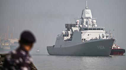 Personel Tentara Nasional Indonesia (TNI) Angkatan Laut (AL) berdiri menyambut kehadiran kapal perang Kerajaan Belanda HNLMS De Ruyter di pelabuhan Tanjung Perak, Surabaya, Jawa Timur pada Kamis 14 Mei 2026. (JUNI KRISWANTO/AFP)