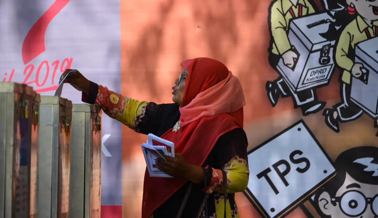 Seorang wanita memasukan kertas suaranya saat latihan pra-pemilihan di Banda Aceh, provinsi Aceh (6/4). Indonesia akan menyelenggarakan Pemilu serentak pada 17 April 2019. (AFP Photo/Chaideer Mahyudin)