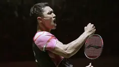 Pebulu tangkis tunggal putra Indonesia Jonatan Christie bereaksi setelah mengalahkan Shi YU Qi dari China pada babak semifinal Indonesia Masters 2023 di Istora Senayan, Jakarta, Rabu (25/1/2023). Jojo, sapaannya, menundukkan pemain China Shi Yu Qi dengan skor 21-13, 15-21, 21-19. (AP Photo/Achmad Ibrahim)