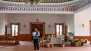 Imam masjid Dedeman, Abdulsamet Cakir (33) membawa barang-barang menuju pintu masjid di distrik Sariyer, Istanbul pada 21 April 2020. Di pintu masuk masjid itu dimana rak-rak yang biasanya diperuntukkan sebagai tempat sepatu jemaah, kini penuh dengan kebutuhan sehari-hari. (Bulent Kilic/AFP)