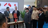 Presiden Prabowo Subianto menyaksikan penandatangan nota kesepahaman (MoU) pengembangan jet tempur generasi kelima antara Indonesia dan Turki. (Istimewa).