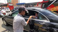 Mobil yang ditumpangi Jokowi terjebak macet di ruas Tol Tebet-Cawang dan terpaksa berhenti sesaat. (Agus Suparto/Fotografer Kepresidenan)