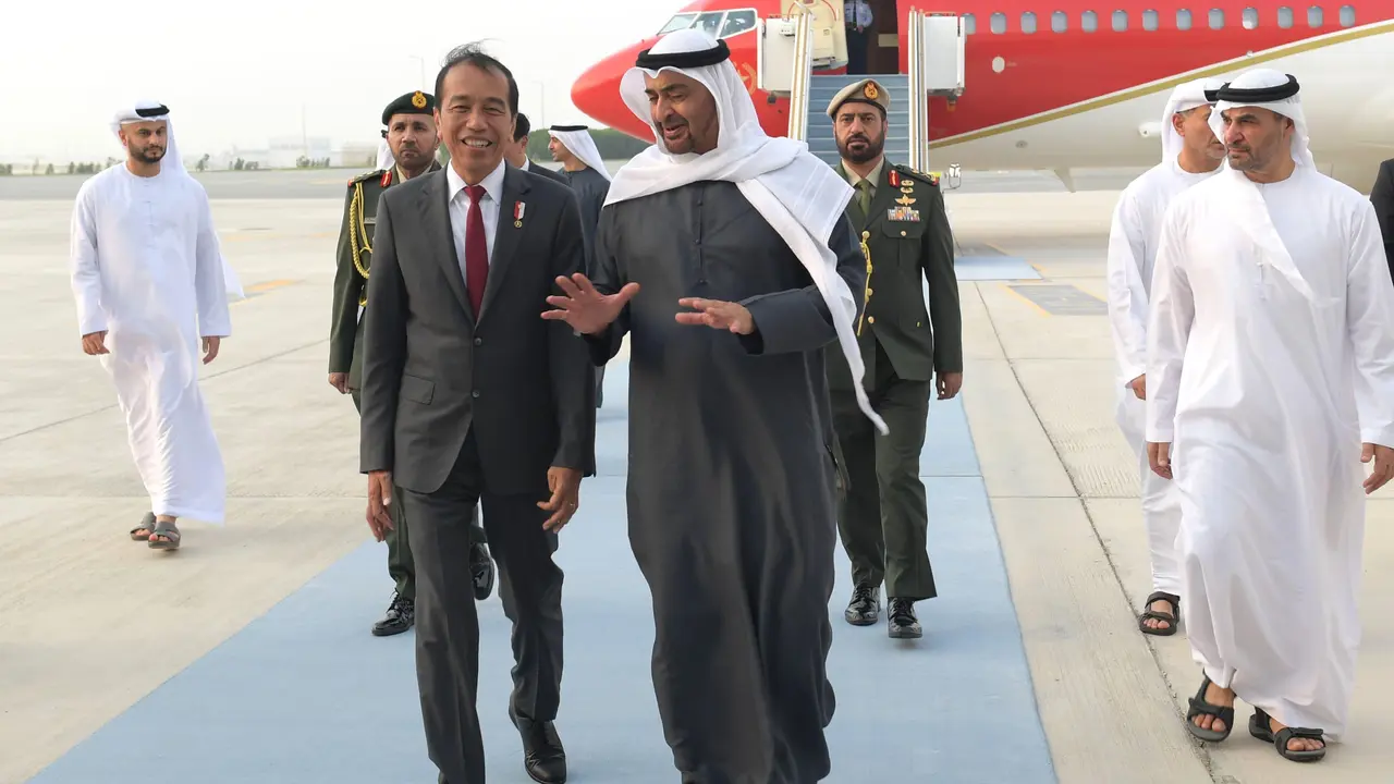 Presiden Joko Widodo (Jokowi) tiba di Bandara Internasional Zayed, Abu Dhabi, Uni Emirat Arab (UEA) pada Selasa, 16 Juli 2024 sekitar pukul 18.30 waktu setempat. Jokowi langsung disambut Presiden PEA Mohammed bin Zayed Al Nahyan (MBZ).