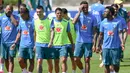 Pemain Timnas Brasil, Igor Thiago, Danilo, Ibanez, Douglas, Gabriel Magalhaes dan Vinicius Junior (kiri ke kanan) berjalan di lapangan selama sesi latihan sebagai bagian dari persiapan menghadapi pertandingan sepak bola Piala Dunia 2026 melawan Maroko di Fasilitas Latihan Columbia Park, Morristown, New Jersey, pada 9 Juni 2026. (MAURO PIMENTEL/AFP)