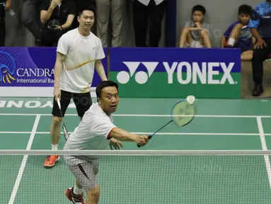 Menpora, Imam Nahrawi berpasangan Kevin Sanjaya menghadapi Chandra Wijaya dan Ricky Subagja pada laga eksebisi di CWIBC, Serpong, Selasa, (19/12/17). Acara tersebut sekaligus pemberian penghargaan kepada Tokoh Bulutangkis. (Bola.com/M Iqbal Ichsan)