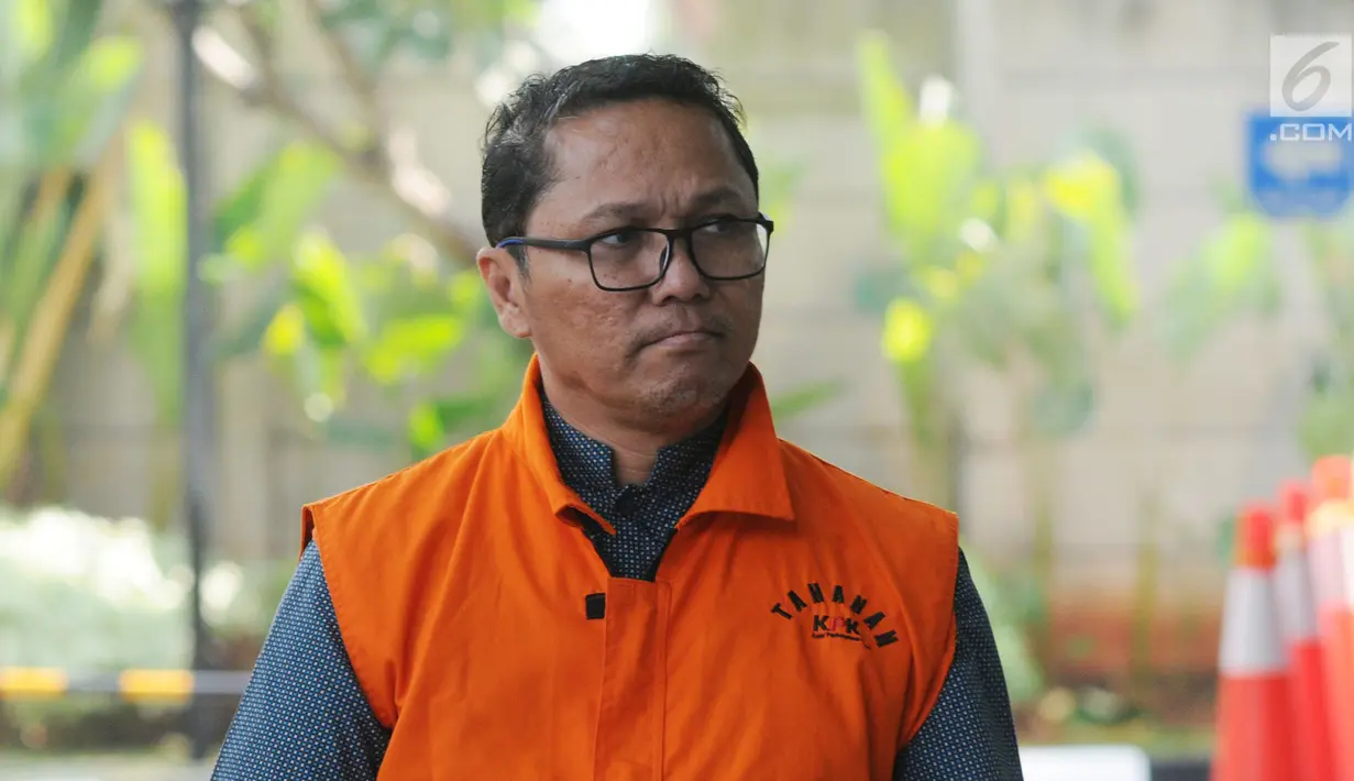 Kepala Bidang Perikanan Tangkap Dinas Kelautan dan Perikanan Provinsi Kepulauan Riau Budi Hartono akan menjalani pemeriksaan perdana pascapenahanan di Gedung KPK, Jakarta, Selasa (16/7/2019). Budi diperiksa sebagai tersangka dugaan suap izin lokasi rencana reklamasi. (merdeka.com/Dwi Narwoko)
