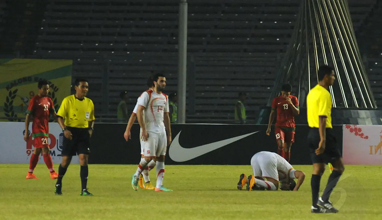 Salah satu pemain timnas Suriah melakukan sujud usai mengalahkan Indonesia 2-0 pada laga persahabatan di Stadion GBK Jakarta, (15/11/2014). (Liputan6.com/Helmi Fithriansyah)