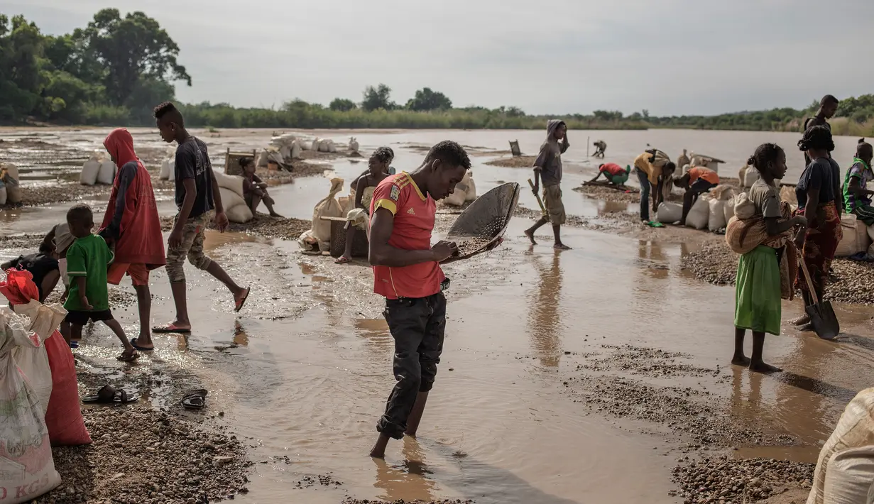 Suasana saat sejumlah buruh bekerja mencari batu safir di sebuah aliran sungai di Sakaraha, Madagaskar. Batu Safir pertama kali ditemukan di Madagaskar pada akhir 1990-an. (AFP Photo/Gianluigi Guercia)
