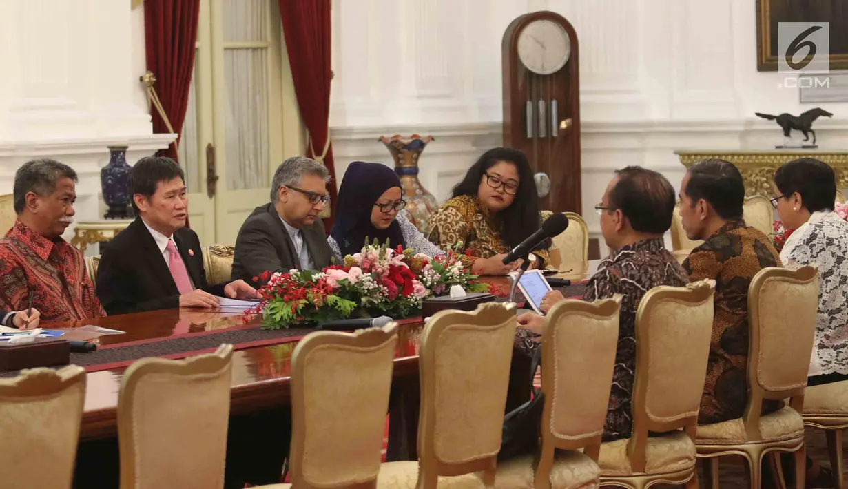 Suasana pertemuan Presiden Joko Widodo dengan Sekjen ASEAN Dato Paduka Lim Jock Hoi dari Brunei Darussalam beserta Delegasi di Istana Merdeka, Jakarta, Jumat (23/3). Pertemuan membahas pembangunan gedung baru sekretariat ASEAN. (Liputan6.com/Angga Yuniar)