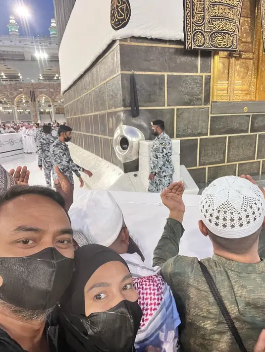 Sebelumnya, Meisya Siregar juga sempat mengunggah momen pengajian sekaligus perpisahan dengan keluarganya sebelum menunaikan ibadah haji. Kini, usai berhaji Meisya Siregar dan Bebi Romeo tampak begitu bersyukur atas segala nikmat yang diberikan. (Liputan6.com/IG/@meisya__siregar)