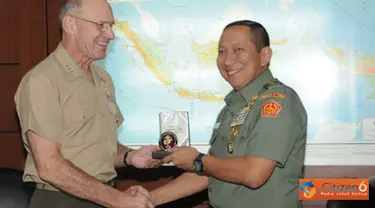 Citizen6, Cilangkap: Kasum TNI Letjen TNI J. Suryo Prabowo menyerahkan cinderamata kepada Commander US Marine Corps Forces Pacific, Liutenant General Duane D. Thiessen. (Pengirim: Badarudin Bakri)