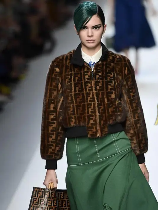 Melihat namanya yang begitu tenar saat ini, tak heran jika penghasilan Kendall pun juga terbilang mahal. Bahkan, ia mengalahkan model senior yang namanya jauh lebih tenar, Gisele Bundchen dan Adriana Lima. (AFP/Miguel Medina)