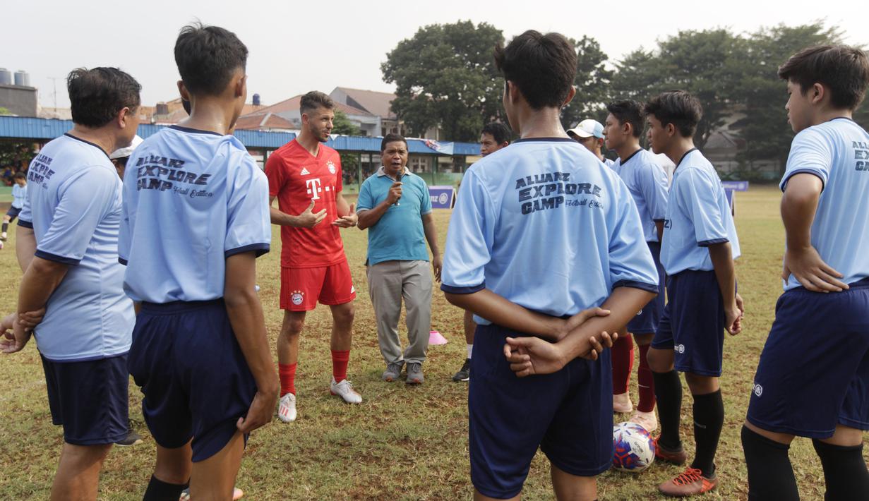 Legenda Bayern Munchen, Martin Demichelis, memberikan coaching clinic kepada pesepak bola muda di Lapangan PSPT Tebet, Jakarta, Minggu (23/6). Acara ini merupakan rangkaian Allianz Explorer Camp 2019. (Bola.com/Vitalis Yogi Trisna)