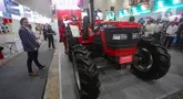 Pengunjung memperhatikan traktor Mahindra saat ajang Inagritech 2024 di JIExpo Kemayoran, Jakarta Pusat, Selasa (30/7/2024). (merdeka.com/Arie Basuki)