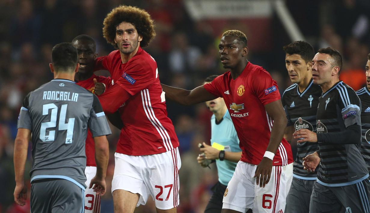 Marouane Fellaini melerai adu mulut antara Eric Bailly (2kiri) dan pemain Celta Vigo, Facundo Roncaglia pada semifinal Liga Europa di Old Trafford, Manchester (11/5/2017). Manchester United menang agregat 2-1. (AP/Dave Thompson)