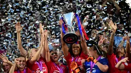 Pemain putri Olympique Lyonnais merayakan gelar juara Liga Champions setelah mengalahkan VFL Wolfsburg di Stadion Citta del Tricolore, Reggio Emilia, Italia, (26/5/2016). (AFP/Giuseppe Cacace)