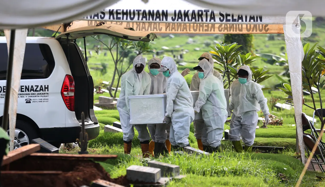 Petugas membawa jenazah presenter Rina Gunawan saat prosesi pemakaman di TPU Tanah Kusir, Jakarta, Rabu (3/3/2021). Pihak keluarga belum menyebutkan penyebab dari meninggalnya perempuan bernama lengkap Rina Mustikana Gumilang Gunawan tersebut. (Kapanlagi.com/Budy Santoso)