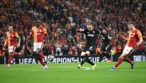 Gelandang Juventus, Teun Koopmeiners, menyumbangkan dua gol saat timnya takluk 2-5 dari Galatasaray pada laga leg pertama knockout play-off Liga Champions musim ini di RAMS Park, Istanbul, Rabu (18/02/2026) dini hari WIB. (AFP/Ozan Kose)
