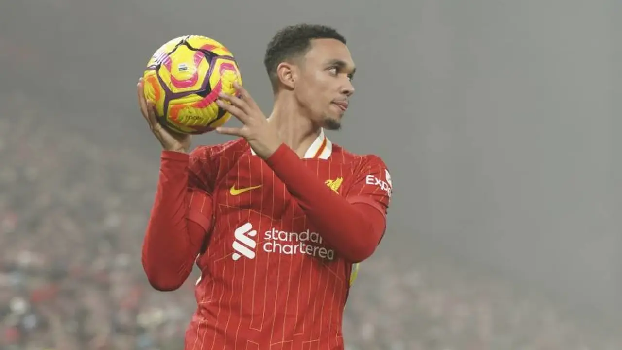 Trent Alexander-Arnold memegang bola dalam laga Premier League antara Liverpool vs Leicester City, Jumat (26/12/2024) dini hari WIB. (c) AP Photo/Ian Hodgson
