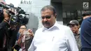 Bupati Karimun Aunur Rafiq usai menjalani pemeriksaan di Gedung KPK, Jakarta, Senin (27/8). Aunur Rafiq diperiksa sebagai saksi terkait dugaan suap Anggaran Penerimaan dan Belanja Negara Perubahan (APBN-P) tahun 2018. (Merdeka.com/Dwi Narwoko)