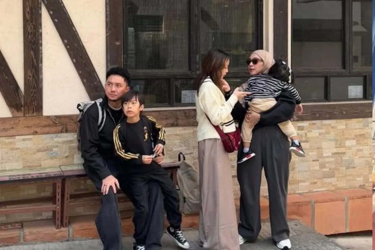 Momen Ananda Omesh dan Dian Ayu Lestari Ajak Anak Liburan ke Hongkong. (instagram/omeshomesh, instagram/dianayulestari)